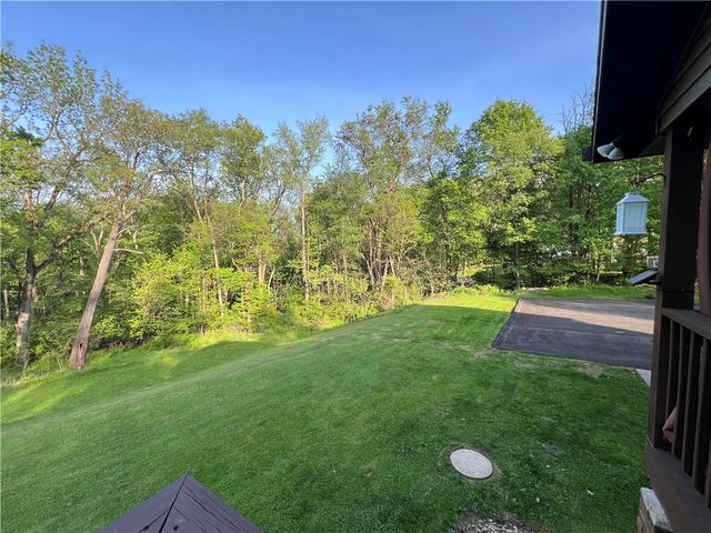 133 Woodcrest Rd, Oakland Twp, PA 16002