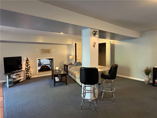 133 Woodcrest Rd, Oakland Twp, PA 16002