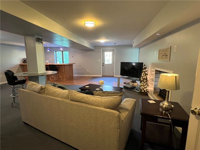 133 Woodcrest Rd, Oakland Twp, PA 16002