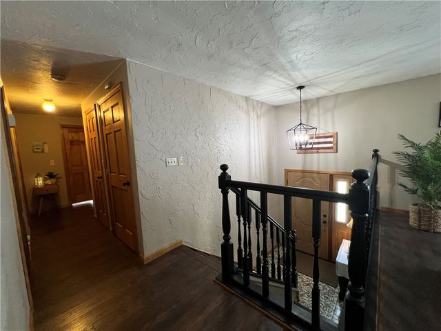 133 Woodcrest Rd, Oakland Twp, PA 16002