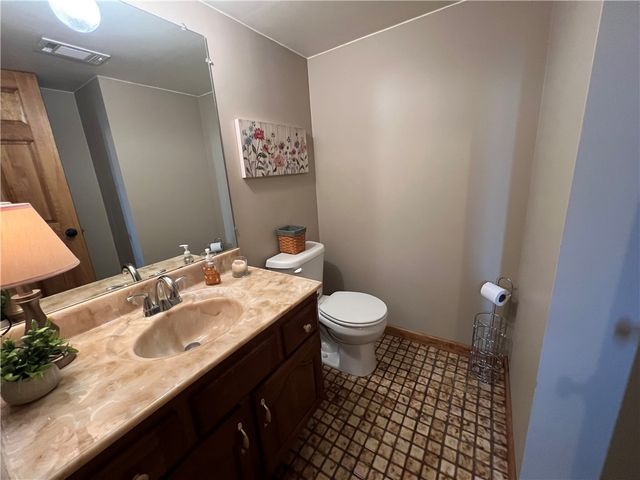 133 Woodcrest Rd, Oakland Twp, PA 16002
