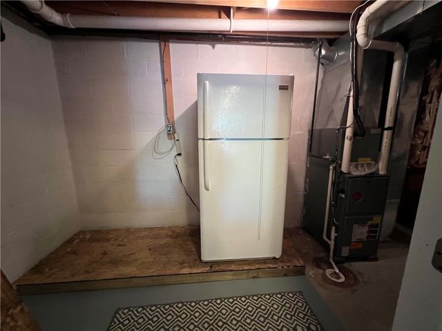 133 Woodcrest Rd, Oakland Twp, PA 16002
