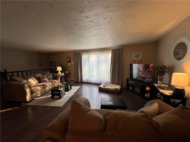 133 Woodcrest Rd, Oakland Twp, PA 16002
