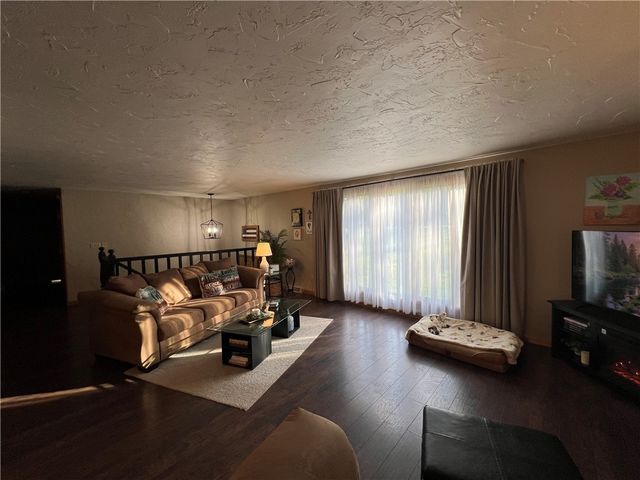 133 Woodcrest Rd, Oakland Twp, PA 16002