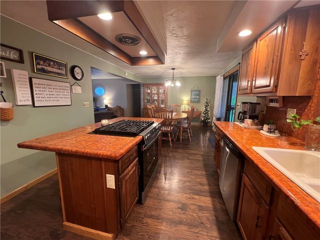 133 Woodcrest Rd, Oakland Twp, PA 16002