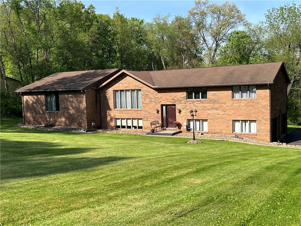 133 Woodcrest Rd, Oakland Twp, PA 16002