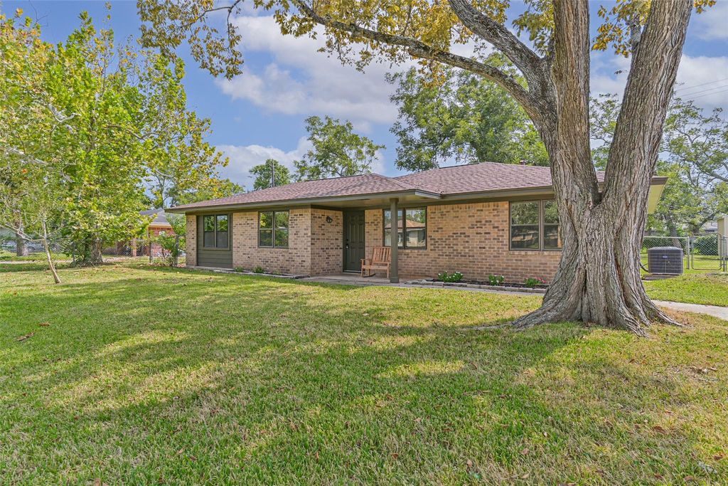 229 Burkett Street, Richwood, TX 77531