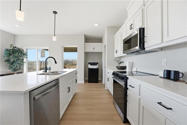 1505 SW Meadowlark Court, Oak Grove, MO 64075