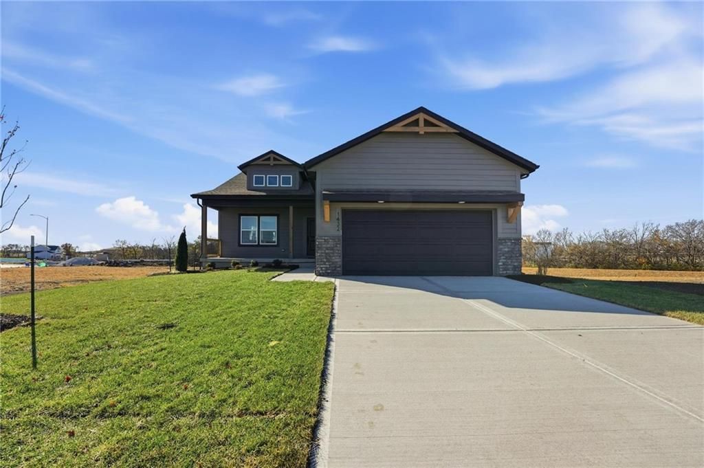 1505 SW Meadowlark Court, Oak Grove, MO 64075