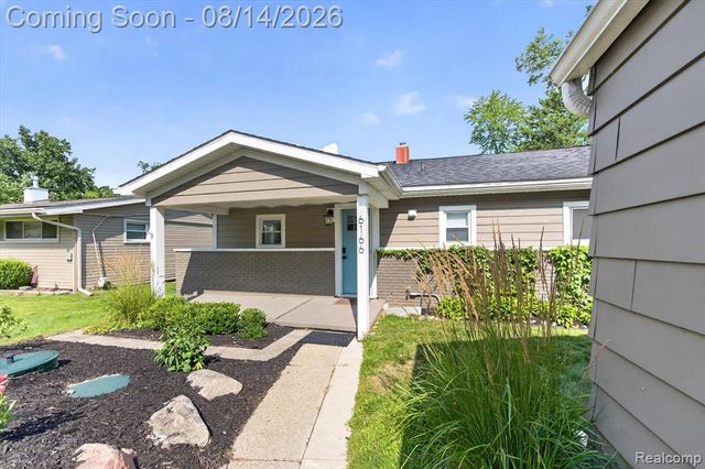 6166 Borowy Drive, Commerce Twp, MI 48382