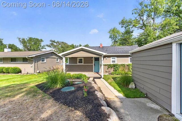 6166 Borowy Drive, Commerce Twp, MI 48382