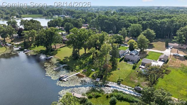 6166 Borowy Drive, Commerce Twp, MI 48382