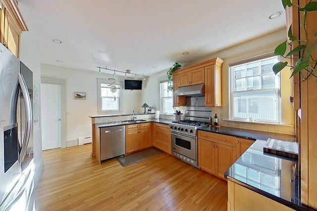 27 Cranston Avenue, Newport, RI 02840