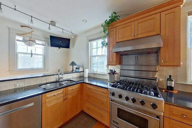 27 Cranston Avenue, Newport, RI 02840