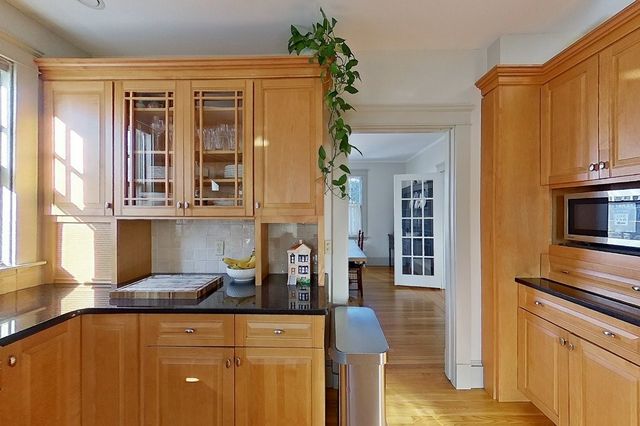 27 Cranston Avenue, Newport, RI 02840