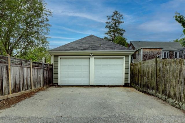 27 Cranston Avenue, Newport, RI 02840