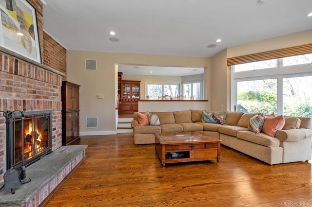 3 Barkers Point Road, Sands Point, NY 11050