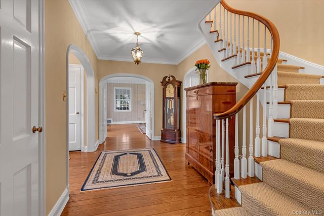 3 Barkers Point Road, Sands Point, NY 11050