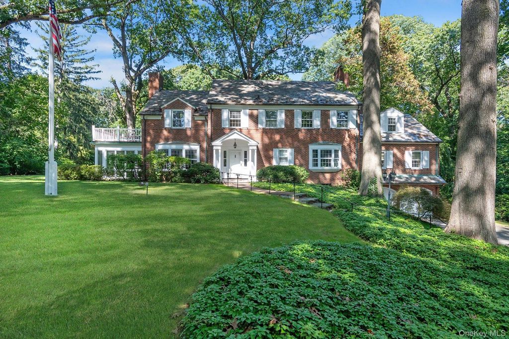 3 Barkers Point Road, Sands Point, NY 11050