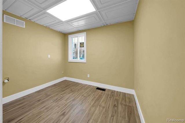 1095 W Huron Street, Waterford, MI 48328