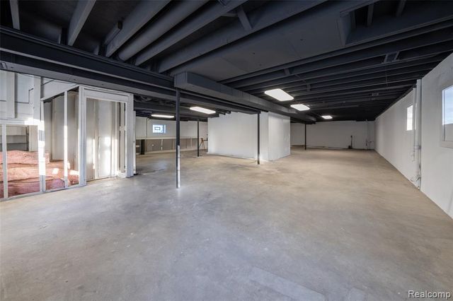 1095 W Huron Street, Waterford, MI 48328