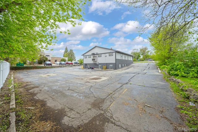 1095 W Huron Street, Waterford, MI 48328