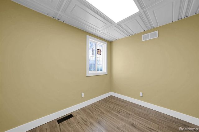 1095 W Huron Street, Waterford, MI 48328