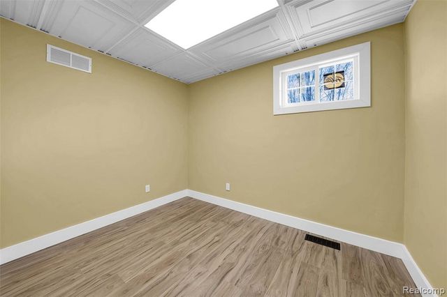 1095 W Huron Street, Waterford, MI 48328