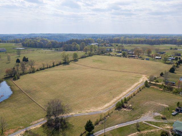 576 Womack Rd, Bethpage, TN 37022