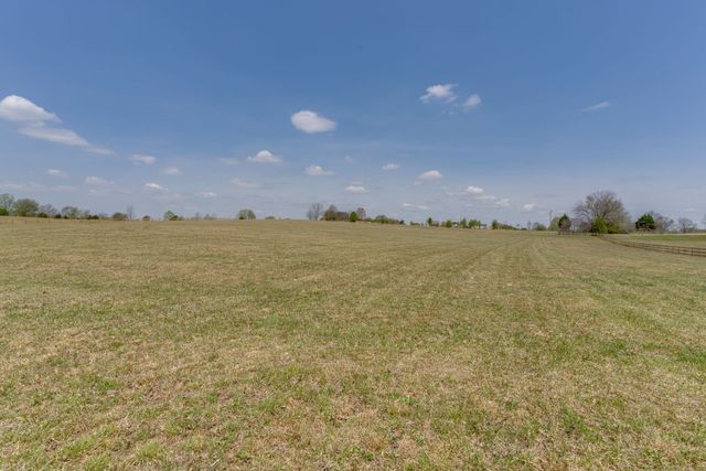 576 Womack Rd, Bethpage, TN 37022