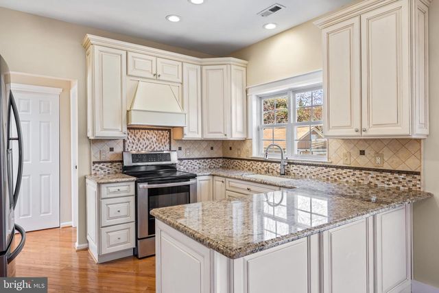 9 WATERS EDGE DR, Riverside, NJ 08075