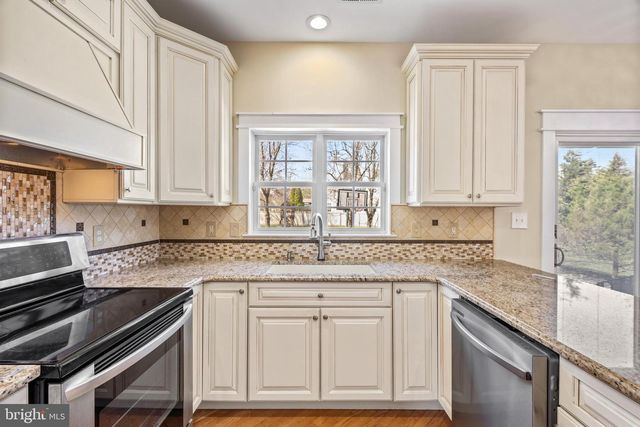 9 WATERS EDGE DR, Riverside, NJ 08075