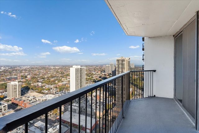 1560 N Sandburg Terrace 4003, Chicago, IL 60610