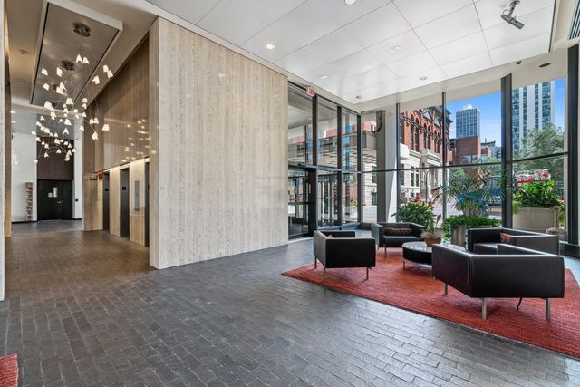 1560 N Sandburg Terrace 4003, Chicago, IL 60610