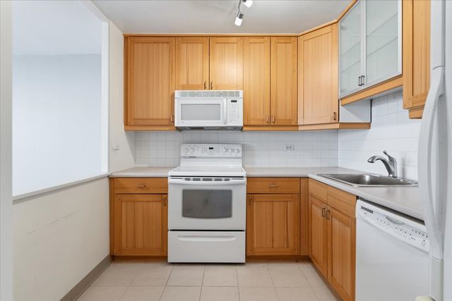 1560 N Sandburg Terrace 4003, Chicago, IL 60610