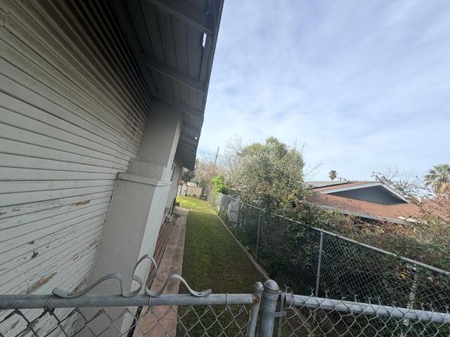 2111 E Hazelton Ave, Stockton, CA 95205