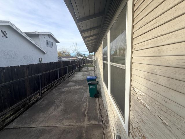 2111 E Hazelton Ave, Stockton, CA 95205