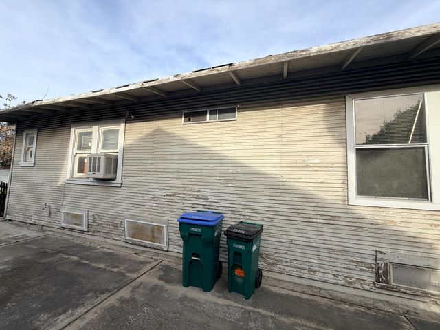 2111 E Hazelton Ave, Stockton, CA 95205