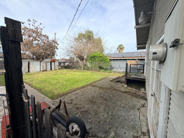 2111 E Hazelton Ave, Stockton, CA 95205
