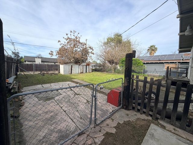 2111 E Hazelton Ave, Stockton, CA 95205