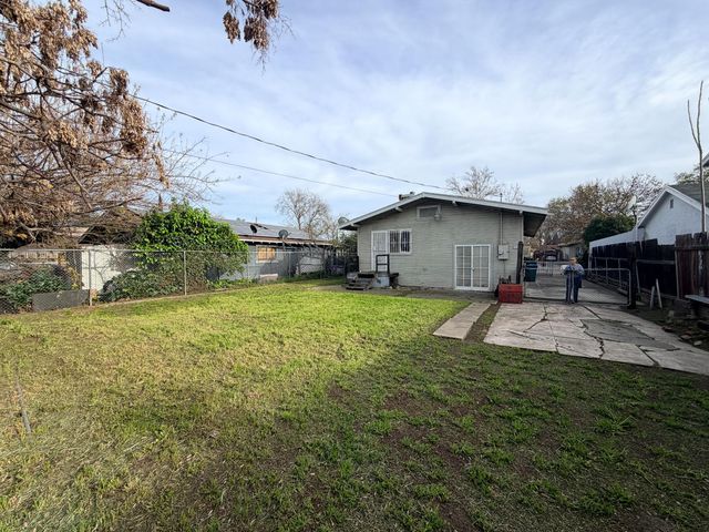 2111 E Hazelton Ave, Stockton, CA 95205