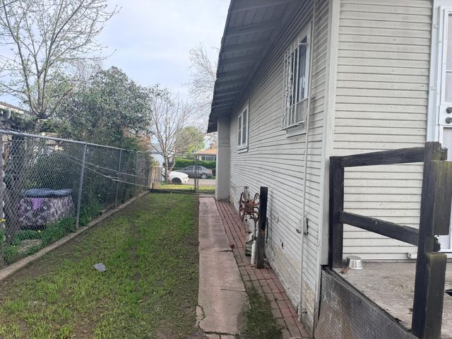 2111 E Hazelton Ave, Stockton, CA 95205