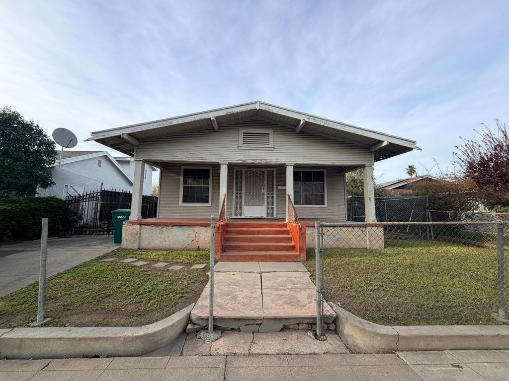2111 E Hazelton Ave, Stockton, CA 95205
