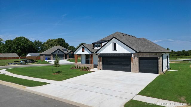 8406 E El Paso Street, Broken Arrow, OK 74014