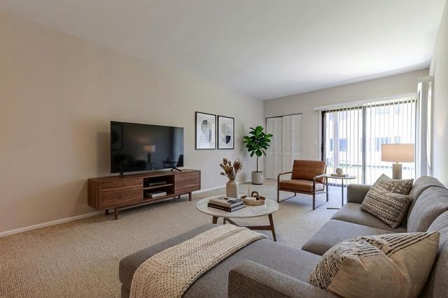 1090 Pine Tree Circle N, Buffalo Grove, IL 60089
