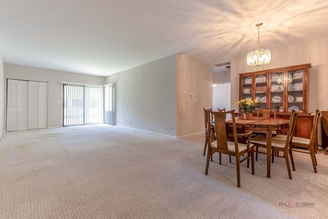 1090 Pine Tree Circle N, Buffalo Grove, IL 60089