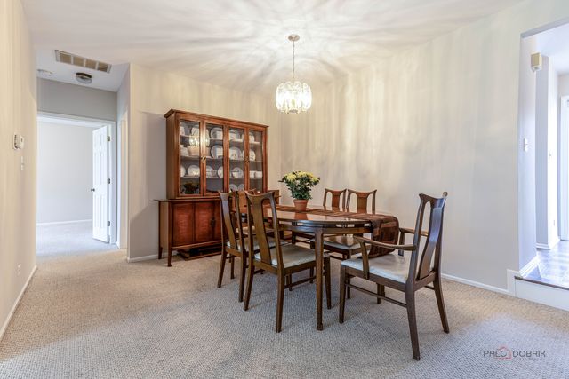 1090 Pine Tree Circle N, Buffalo Grove, IL 60089