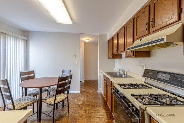 1090 Pine Tree Circle N, Buffalo Grove, IL 60089