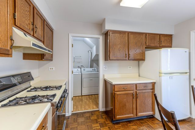 1090 Pine Tree Circle N, Buffalo Grove, IL 60089