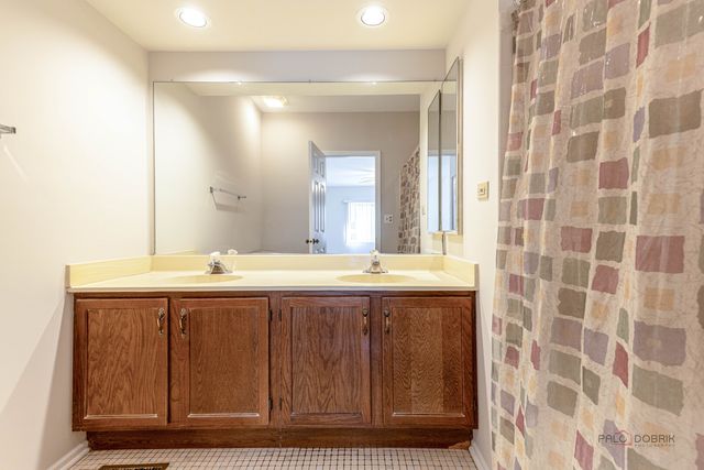 1090 Pine Tree Circle N, Buffalo Grove, IL 60089